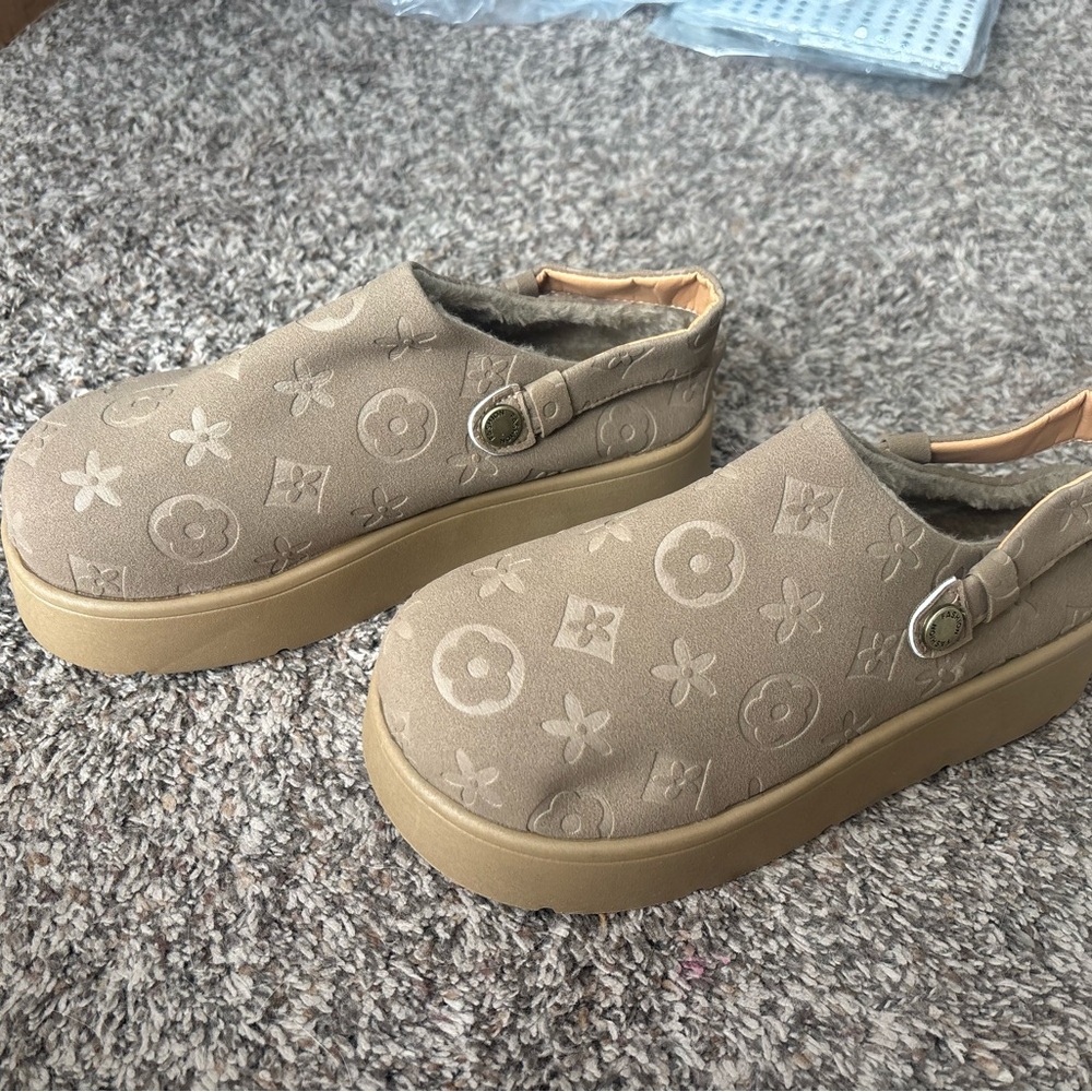 Women’s Tan Platform Slip-On Clogs